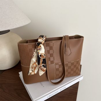 Niche femmes rétro sac à main haut de gamme une épaule sac fourre-tout avec fermeture à glissière couleur unie coutures contrastées en gros - Image 3
