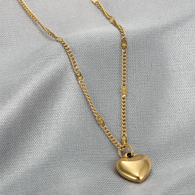 Stereoscopic Stainless Steel Will Not Fade Small Peach Heart Golden Necklace for Women Love Heart Pendant Collarbone Chain Gift – Image 3