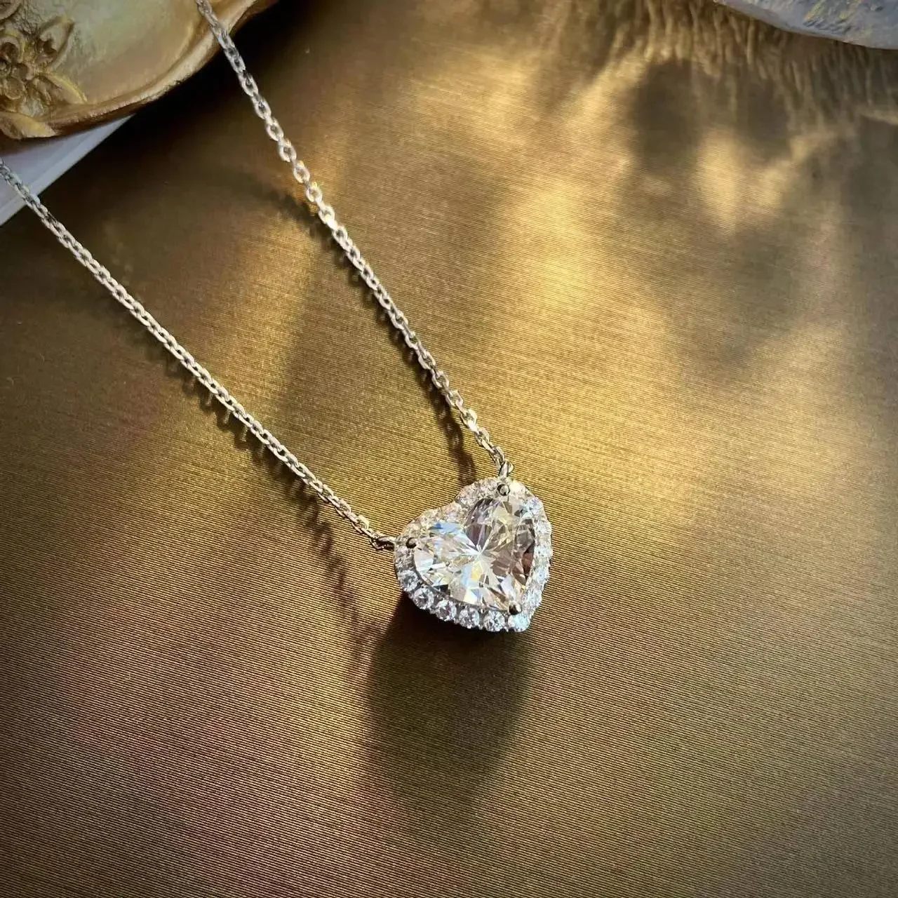 Stereoscopic Stainless Steel Will Not Fade Small Peach Heart Golden Necklace for Women Love Heart Pendant Collarbone Chain Gift – Image 33