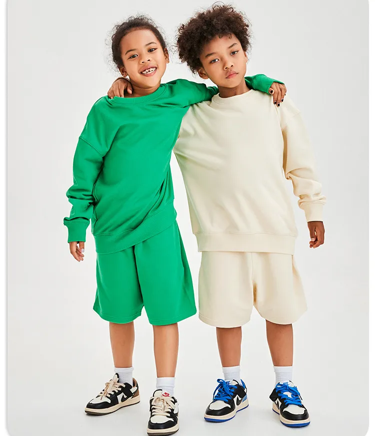 Vêtements pour enfants en gros : ensembles 2 pièces (sweat-shirt à col rond, short et sweat à capuche en coton 350 g) pour garçons et filles, survêtements personnalisés, vêtements de jogging et sweats à capuche – Image 3