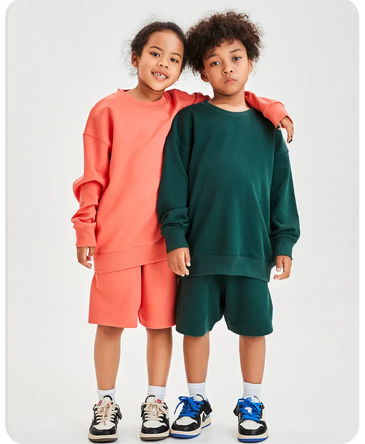 Vêtements pour enfants en gros : ensembles 2 pièces (sweat-shirt à col rond, short et sweat à capuche en coton 350 g) pour garçons et filles, survêtements personnalisés, vêtements de jogging et sweats à capuche – Image 4