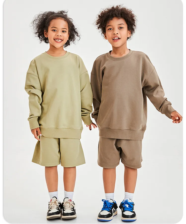Vêtements pour enfants en gros : ensembles 2 pièces (sweat-shirt à col rond, short et sweat à capuche en coton 350 g) pour garçons et filles, survêtements personnalisés, vêtements de jogging et sweats à capuche – Image 5