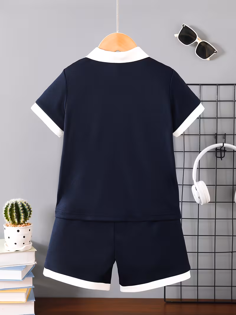 Ensemble d'été classique et tendance pour garçon, polo à revers zippé à manches courtes bleu marine + short doux, léger et hypoallergénique, ensemble 2 pièces, bordures contrastantes blanches sur les poignets, le col et l'ourlet, décoration de poche blanche sur la poitrine, un excellent choix de – Image 2
