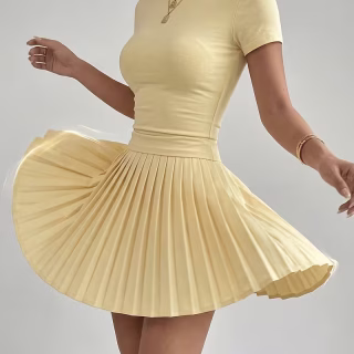 Ensemble 2 pièces décontracté et sportif frais et énergique pour femme : T-shirt à manches courtes et col marin + jupe plissée taille haute -exposition, et rehaussant, extensible et doux pour la peau, absorbant la transpiration, polyvalent pour vêtements d'extérieur et de bureau