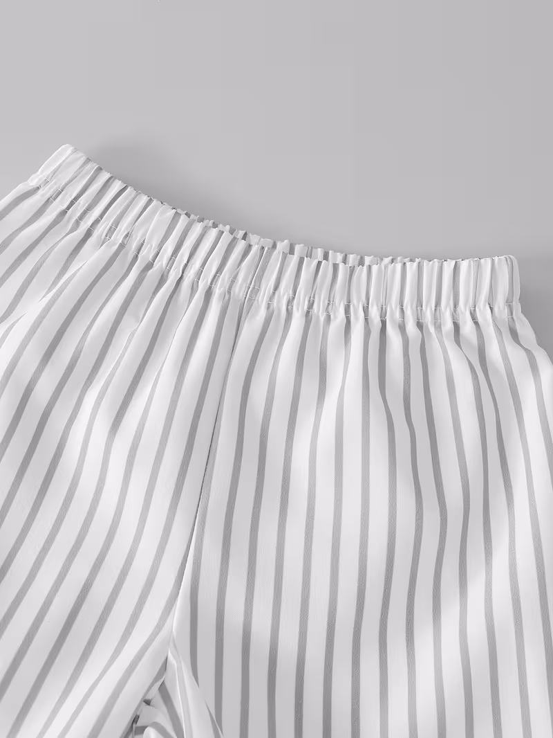 Ensemble d'été classique, simple et élégant pour garçon, chemise à col montant boutonnée à manches courtes à rayures verticales grises et blanches, associée à un short léger, respirant et frais dans la même palette de couleurs, ensemble 2 pièces. Une excellente option de cadeau, un ensemble (Copie) – Image 5