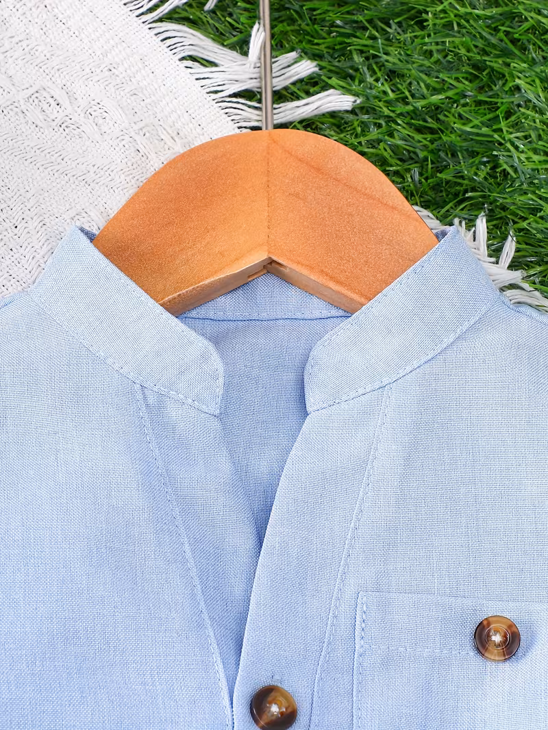 Ensemble deux pièces pour bébé garçon comprenant un haut à manches courtes avec un col rond vertical et une poche décorative en forme de V semi-ouverte, associé à un pantalon long de couleur unie. L'ensemble comprend des boutons et convient aux tenues d'extérieur pendant l'été. – Image 2