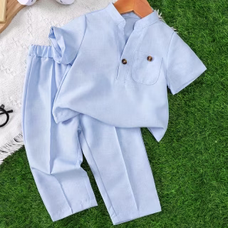 Ensemble deux pièces pour bébé garçon comprenant un haut à manches courtes avec un col rond vertical et une poche décorative en forme de V semi-ouverte, associé à un pantalon long de couleur unie. L'ensemble comprend des boutons et convient aux tenues d'extérieur pendant l'été.