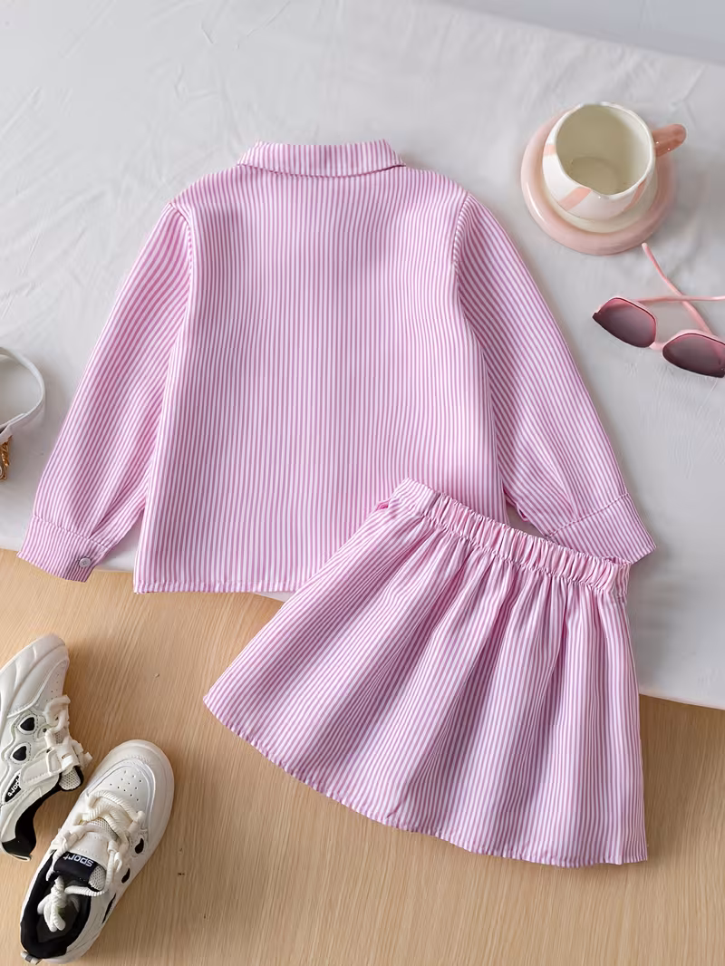 Ensemble 2 pièces pour fillette : haut chemise à revers à rayures et manches longues et jupe plissée courte décontractée de style preppy à taille élastique avec poche et décoration d'insigne, convient pour le printemps, l'été et l'automne – Image 2
