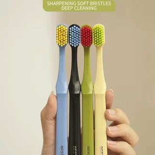 Brosse à dents douce adulte en PBT à prix abordable, brosse à dents en plastique avec carte blister individuelle