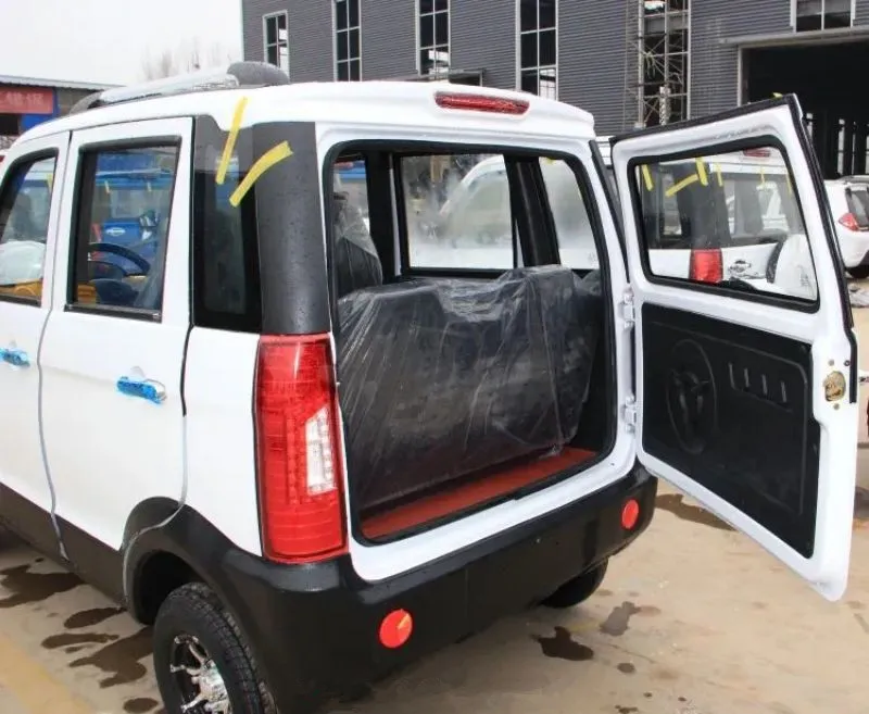 SUV électrique 4 roues motrices à 5 portes et 4 places, usage domestique. – Image 2