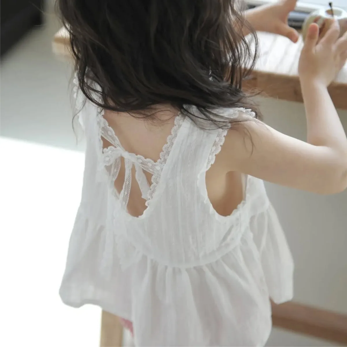 2026 Été Nouveau Bébé Fille Chemises Sans Manches Filles Mignon Dessin Animé Imprimé Bow Tops Coton Bébé Doux Gilet En Dentelle Vêtements Pour Tout-Petits – Image 4