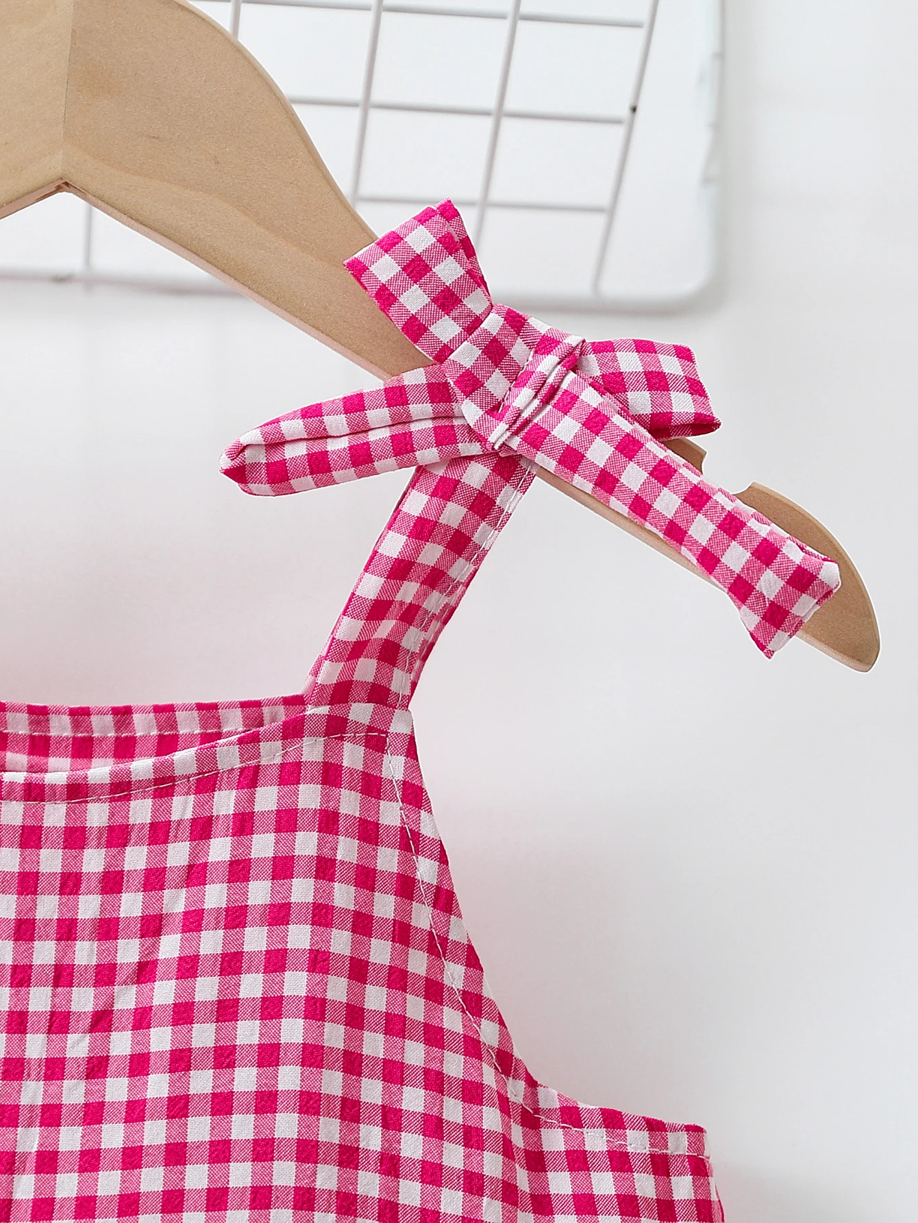 Robe d'été pour bébé fille rose à carreaux vichy, bretelles à nœud, volants superposés, coupe trapèze, idéale pour les fêtes et les occasions spéciales. En polyester. – Image 3