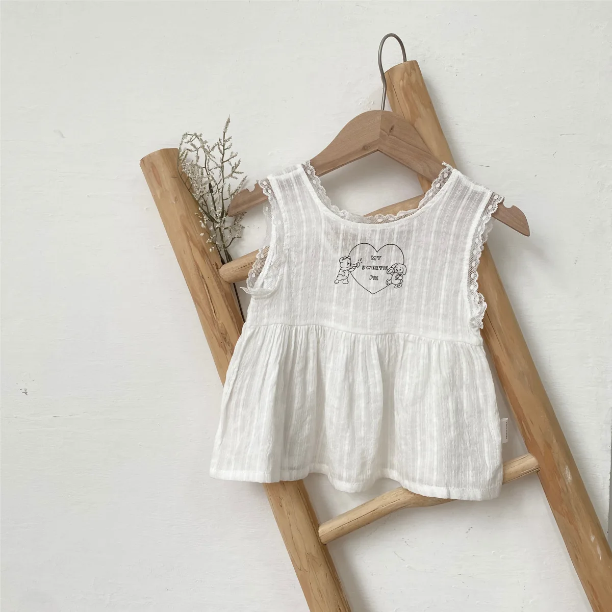 2026 Été Nouveau Bébé Fille Chemises Sans Manches Filles Mignon Dessin Animé Imprimé Bow Tops Coton Bébé Doux Gilet En Dentelle Vêtements Pour Tout-Petits – Image 5