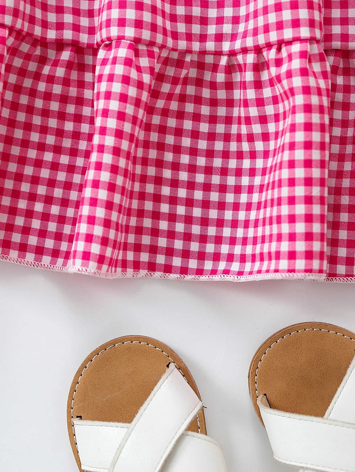 Robe d'été pour bébé fille rose à carreaux vichy, bretelles à nœud, volants superposés, coupe trapèze, idéale pour les fêtes et les occasions spéciales. En polyester. – Image 5