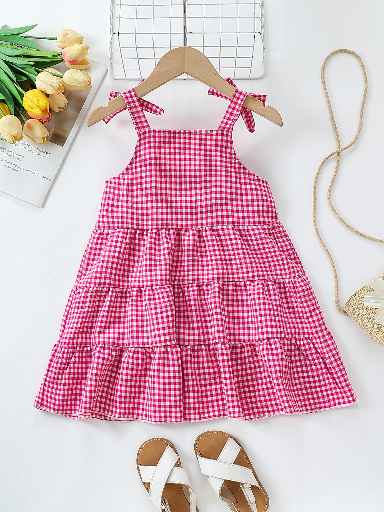 Robe d'été pour bébé fille rose à carreaux vichy, bretelles à nœud, volants superposés, coupe trapèze, idéale pour les fêtes et les occasions spéciales. En polyester. – Image 2