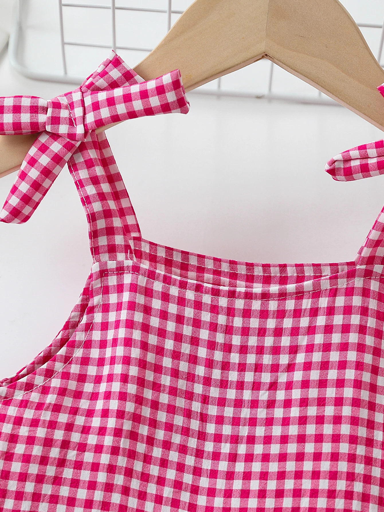 Robe d'été pour bébé fille rose à carreaux vichy, bretelles à nœud, volants superposés, coupe trapèze, idéale pour les fêtes et les occasions spéciales. En polyester. – Image 6