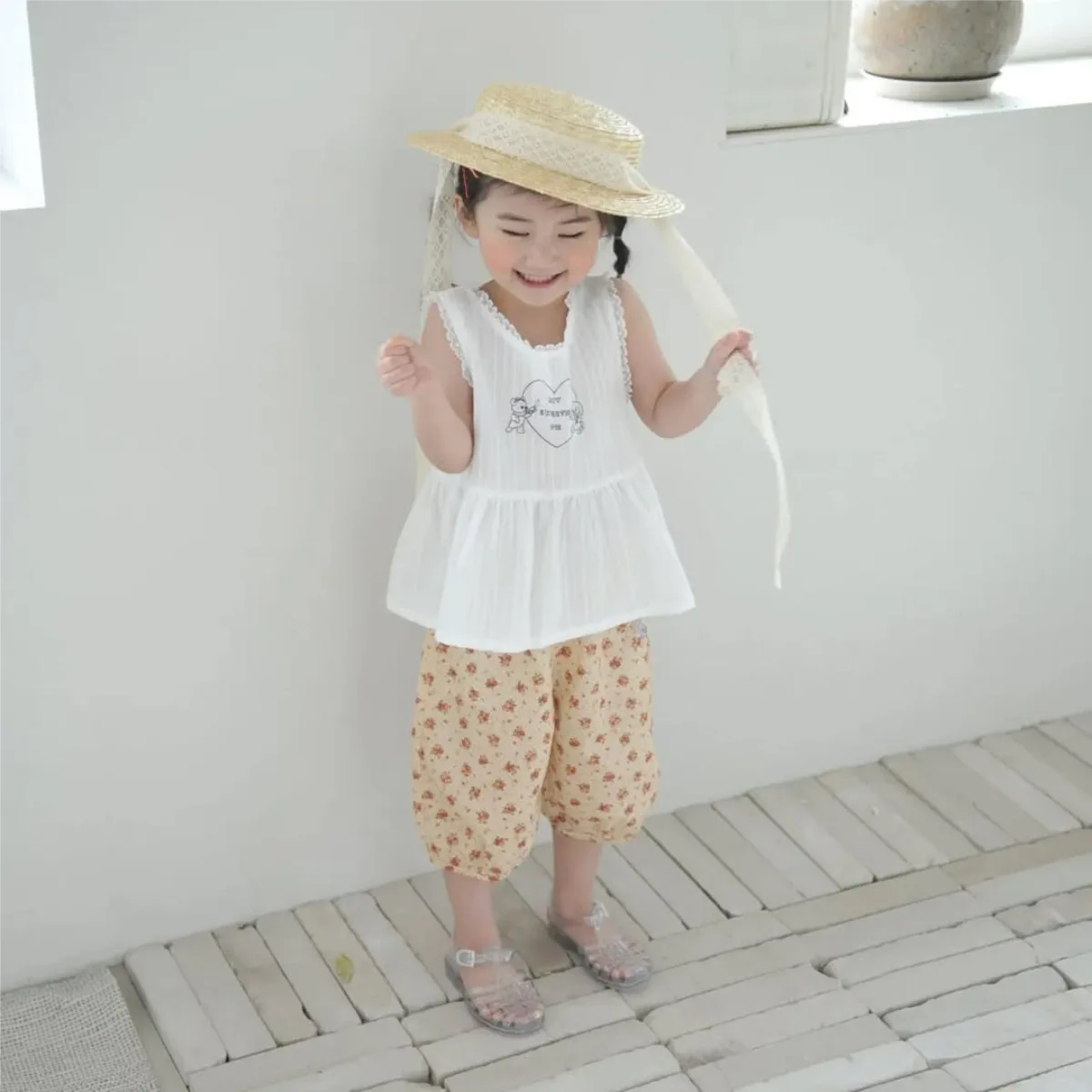 2026 Été Nouveau Bébé Fille Chemises Sans Manches Filles Mignon Dessin Animé Imprimé Bow Tops Coton Bébé Doux Gilet En Dentelle Vêtements Pour Tout-Petits – Image 2