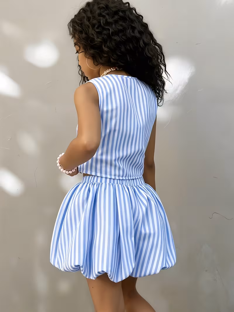 Ensemble 2 pièces pour fille : haut court et jupe bulles style urbain d'été, parfait pour la rentrée scolaire. Ensemble 2 pièces pour fille : cardigan rayé sans manches à nœud + jupe bouton de rose. Tenue d'été style académique frais pour les petites filles d'âge moyen et plus âgées pour les sorties – Image 3