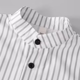 Ensemble d'été classique, simple et élégant pour garçon, chemise à col montant boutonnée à manches courtes à rayures verticales grises et blanches, associée à un short léger, respirant et frais dans la même palette de couleurs, ensemble 2 pièces. Une excellente option de cadeau, un ensemble (Copie)