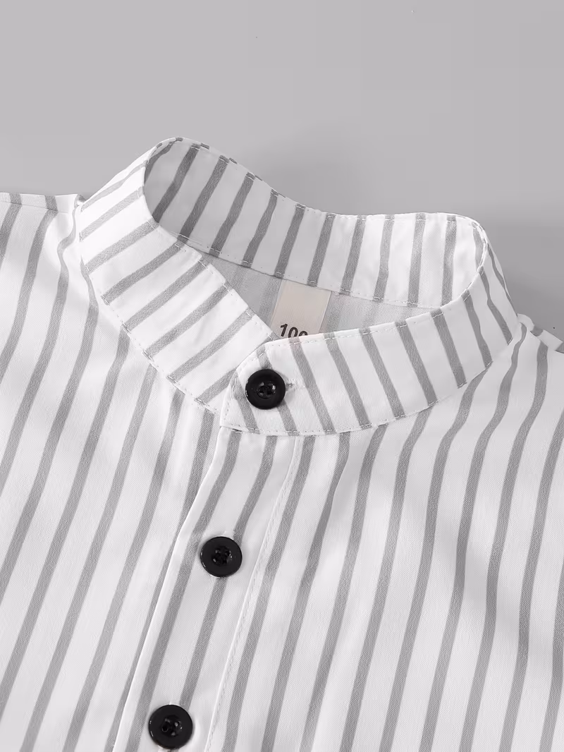 Ensemble d'été classique, simple et élégant pour garçon, chemise à col montant boutonnée à manches courtes à rayures verticales grises et blanches, associée à un short léger, respirant et frais dans la même palette de couleurs, ensemble 2 pièces. Une excellente option de cadeau, un ensemble (Copie)