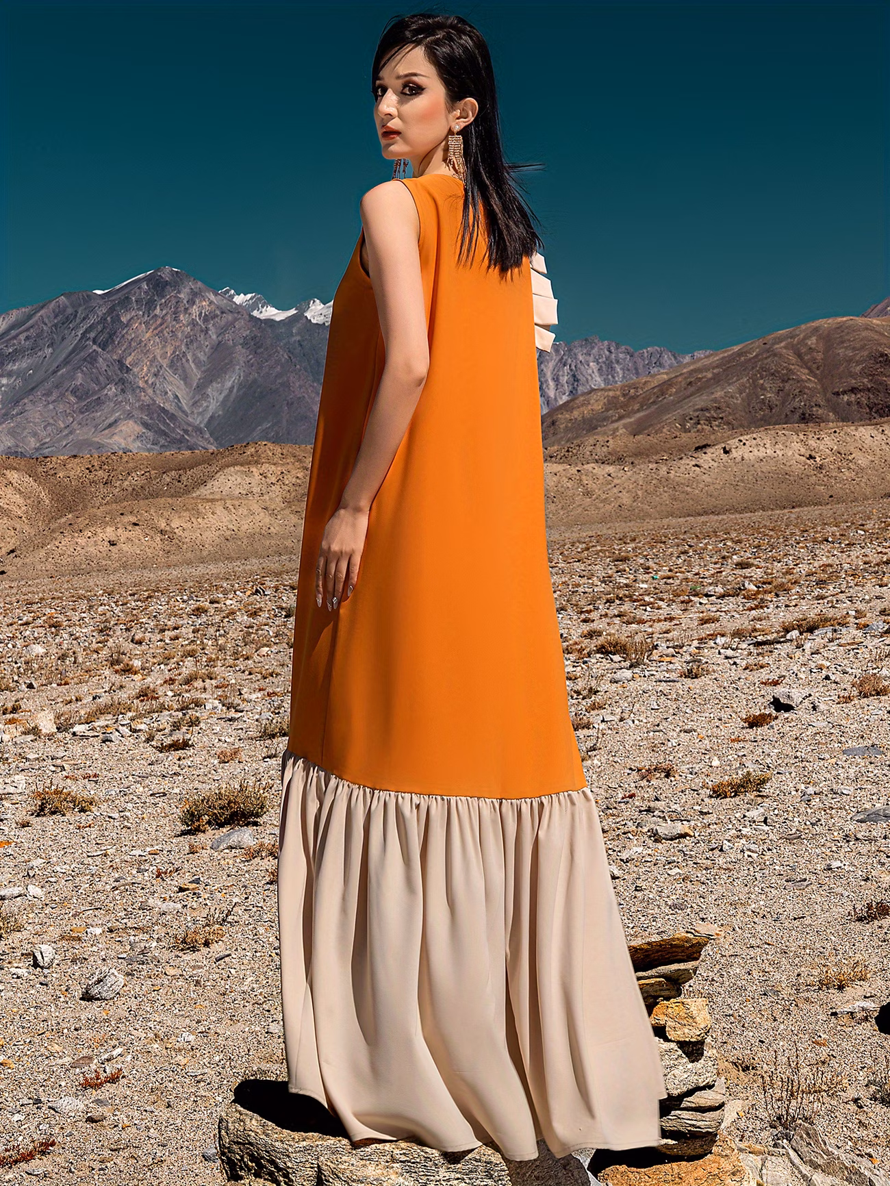Robe pour femme sans manches, froncée, à col rond, perles de fantaisie à la main, avec color-block orange et kaki – Image 4