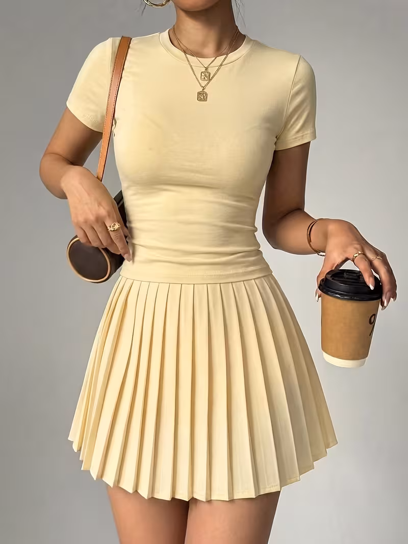 Ensemble 2 pièces décontracté et sportif frais et énergique pour femme : T-shirt à manches courtes et col marin + jupe plissée taille haute -exposition, et rehaussant, extensible et doux pour la peau, absorbant la transpiration, polyvalent pour vêtements d'extérieur et de bureau – Image 2