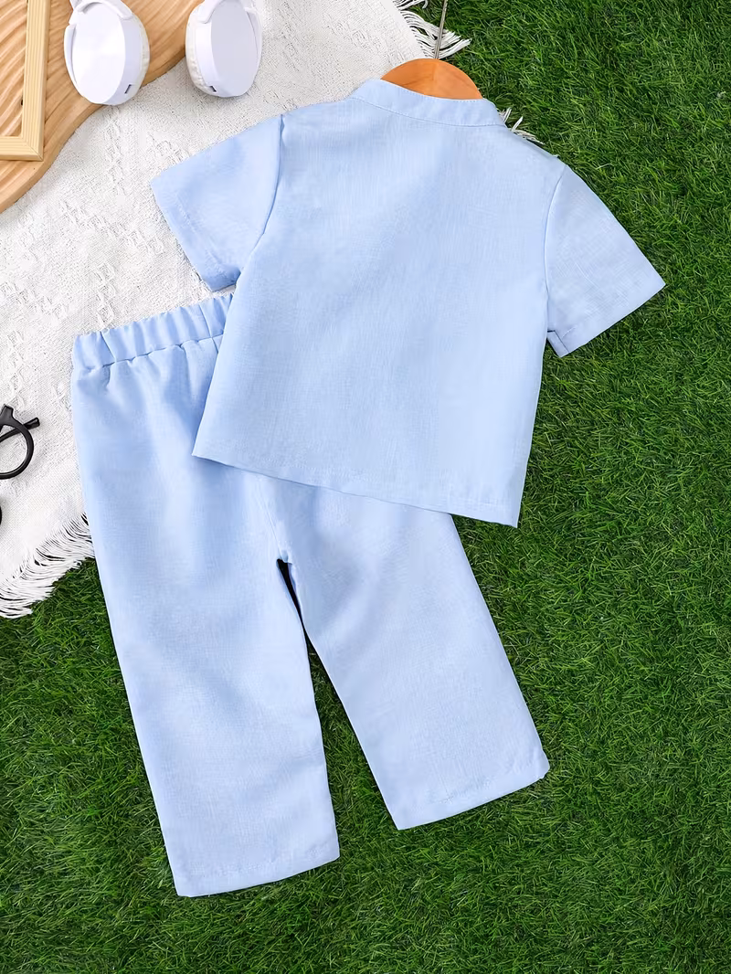 Ensemble deux pièces pour bébé garçon comprenant un haut à manches courtes avec un col rond vertical et une poche décorative en forme de V semi-ouverte, associé à un pantalon long de couleur unie. L'ensemble comprend des boutons et convient aux tenues d'extérieur pendant l'été. – Image 4